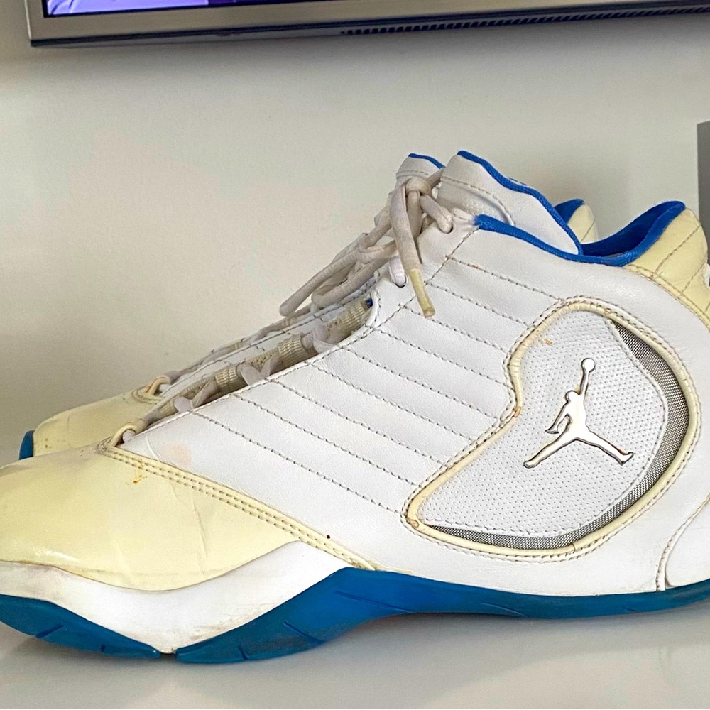 Nike Jordan B2Rue white and blue men’s sneakers.